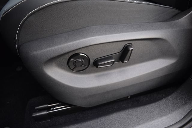 Used 2025 Volkswagen Tiguan SE R-Line AWD/4WD image 19
