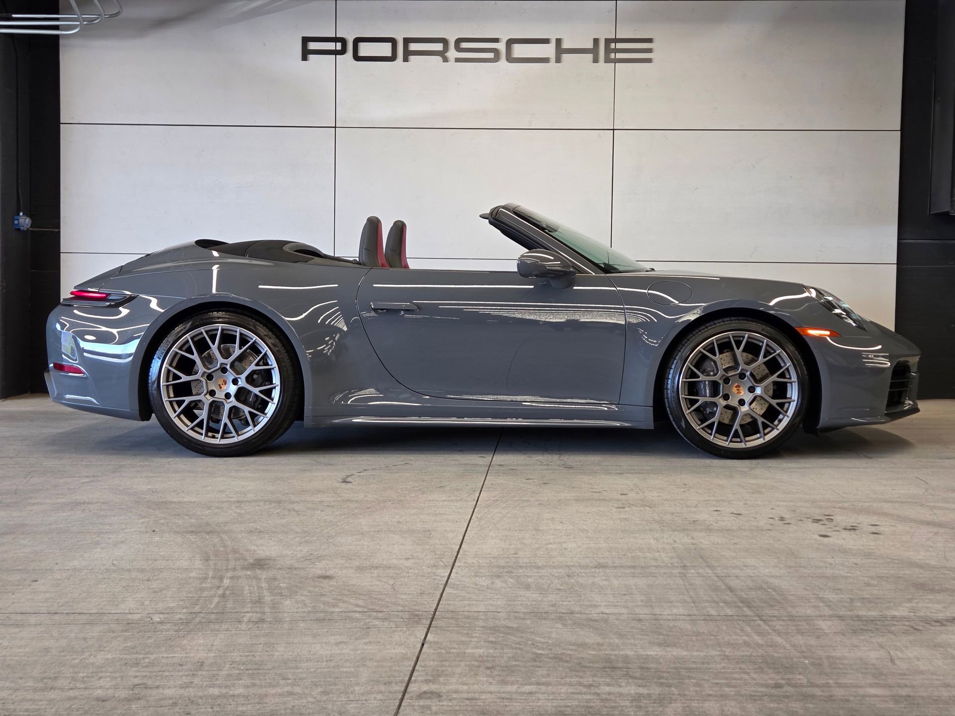 Used 2025 Porsche 911 Carrera RWD image 29