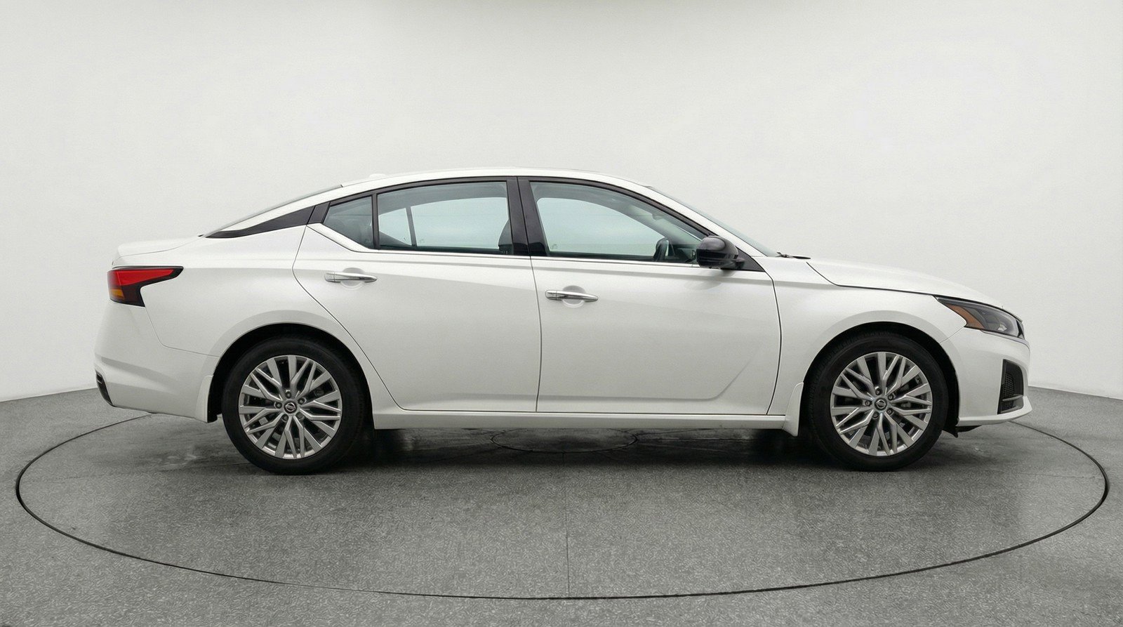Used 2025 Nissan Altima 2.5 SV image 11