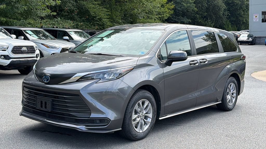 Used 2025 Toyota Sienna LE FWD image 2