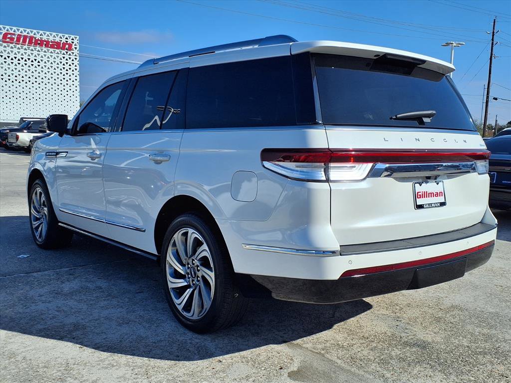 Used 2023 Lincoln Navigator Reserve image 3