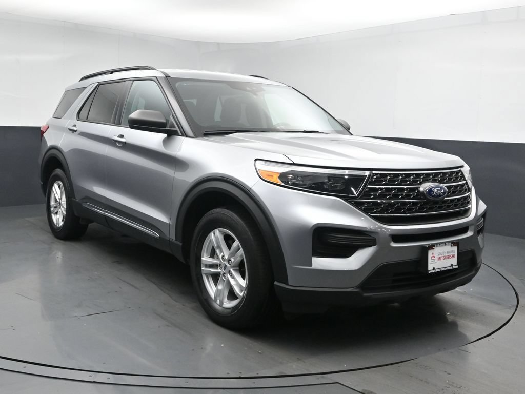 Used 2023 Ford Explorer XLT AWD/4WD image 2
