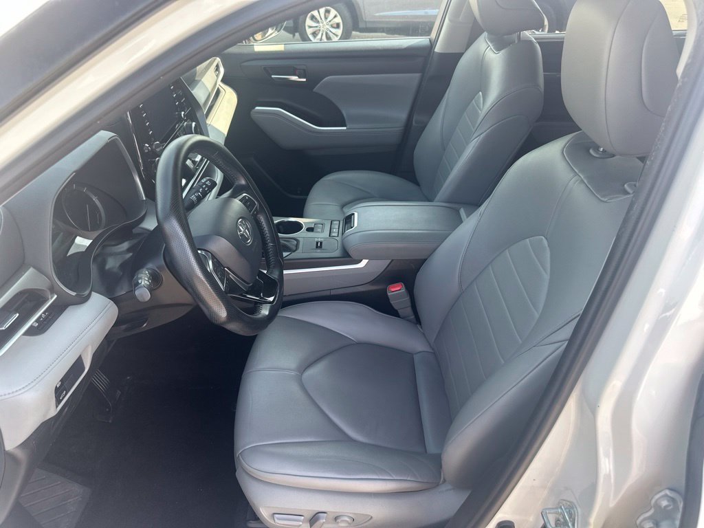 Used 2021 Toyota Highlander XLE FWD image 12