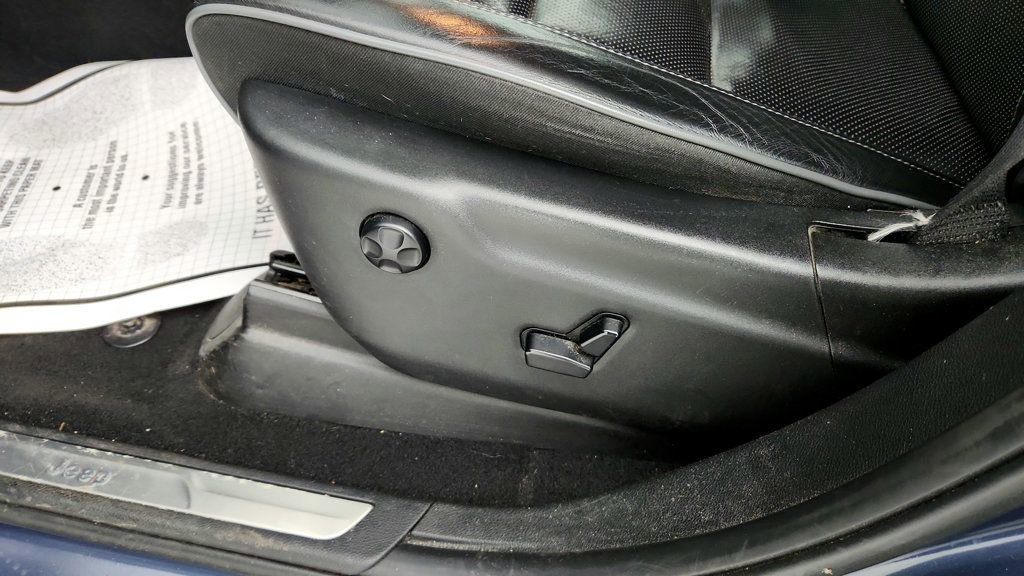 Used 2020 Jeep Grand Cherokee Overland image 12