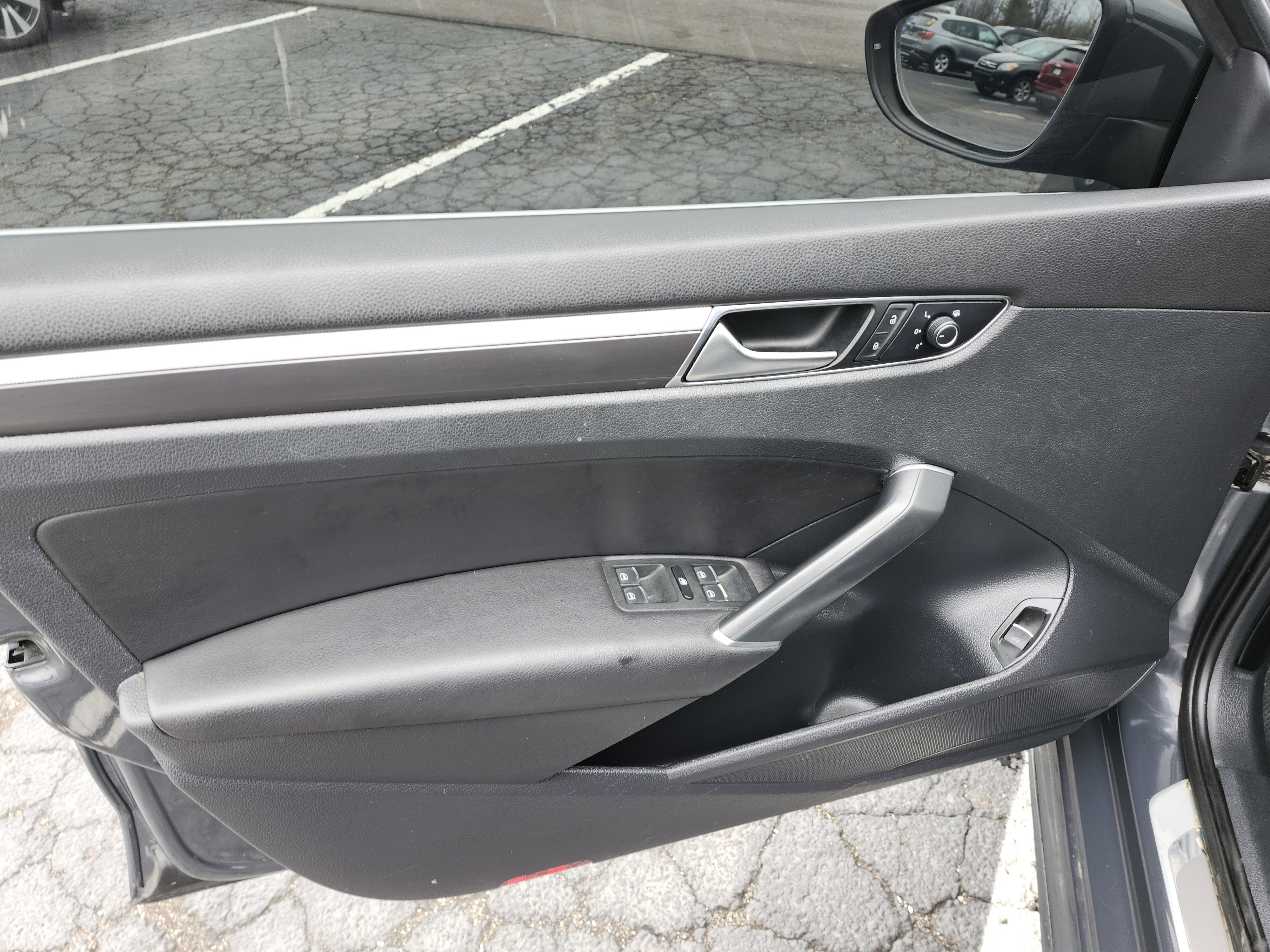 Used 2017 Volkswagen Passat 1.8T R-Line w/ R-Line Lighting Package image 23