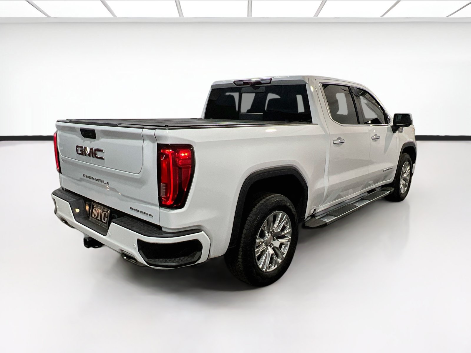 Used 2023 GMC Sierra 1500 Denali w/ Technology Package AWD/4WD image 4