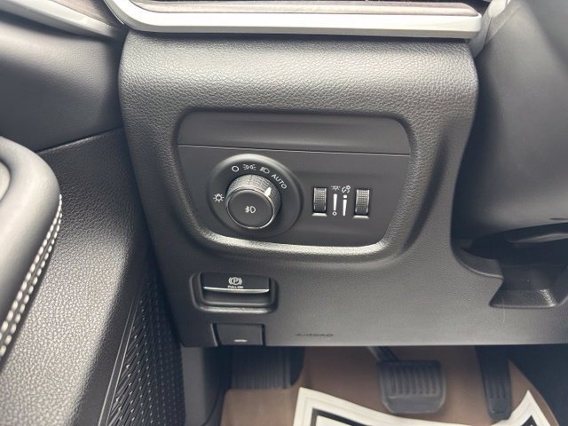 Used 2024 Jeep Grand Cherokee L Limited AWD/4WD image 16