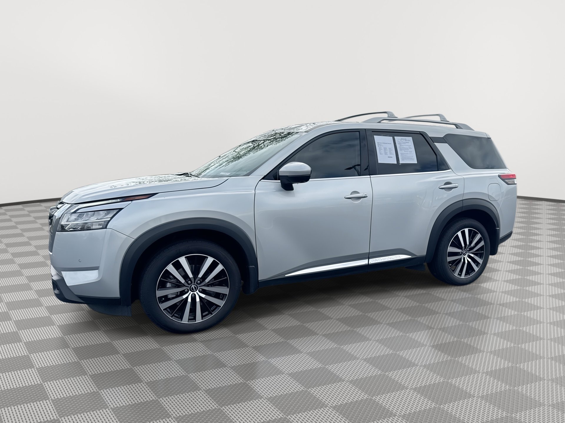 Used 2023 Nissan Pathfinder Platinum image 1