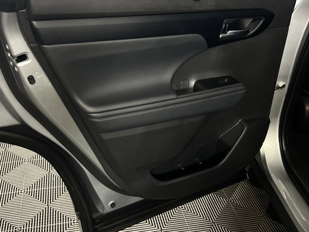 Used 2025 Toyota Highlander XLE image 26