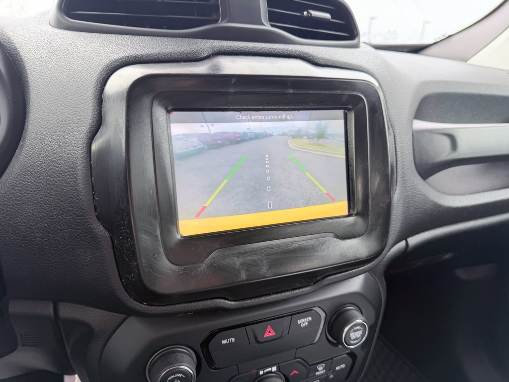 Used 2018 Jeep Renegade Latitude w/ Cold Weather Group FWD image 17