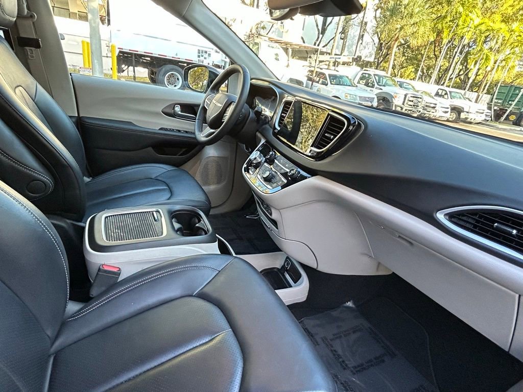 Certified 2024 Chrysler Pacifica Touring-L image 30