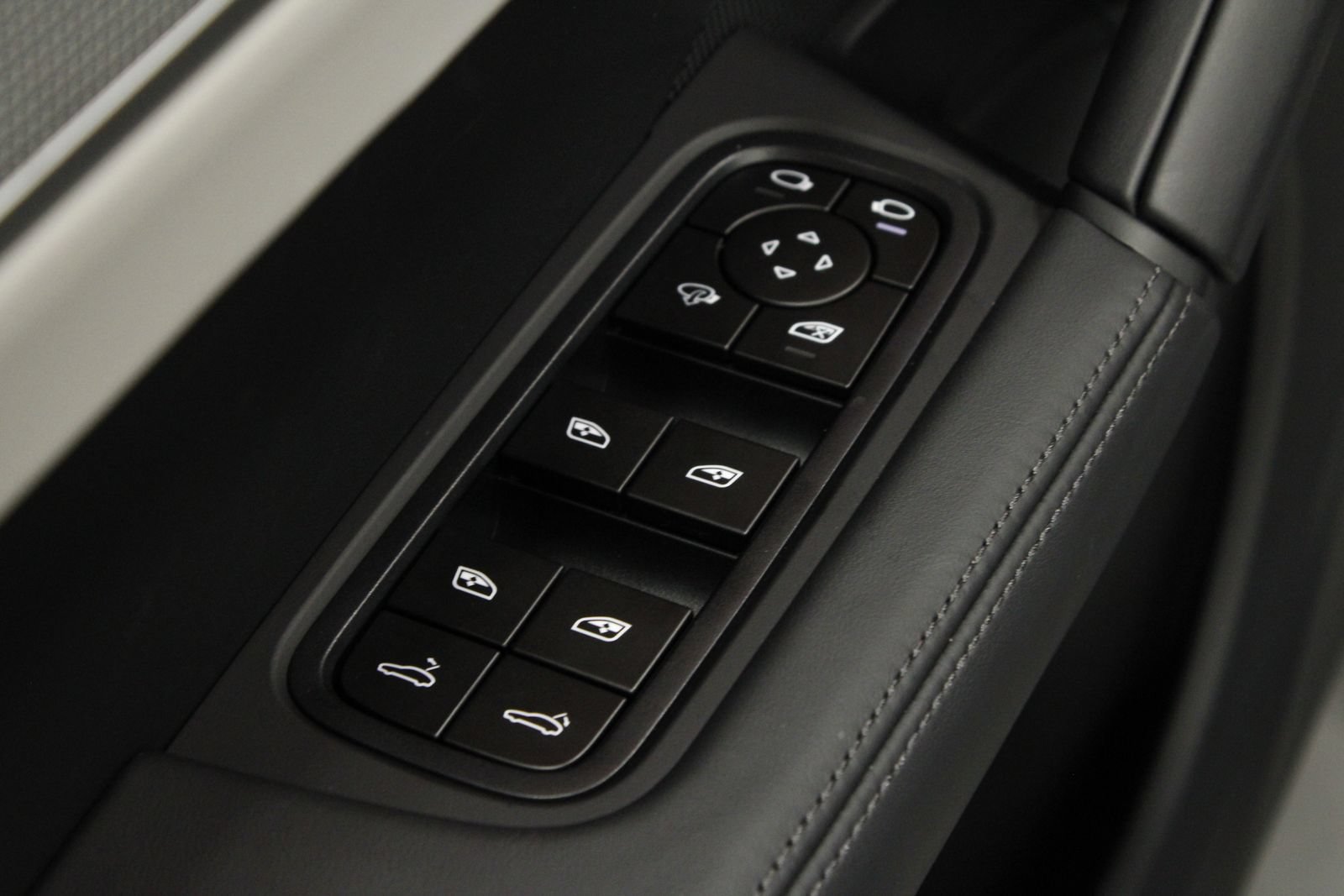 New 2026 Porsche Cayenne Coupe AWD/4WD image 33