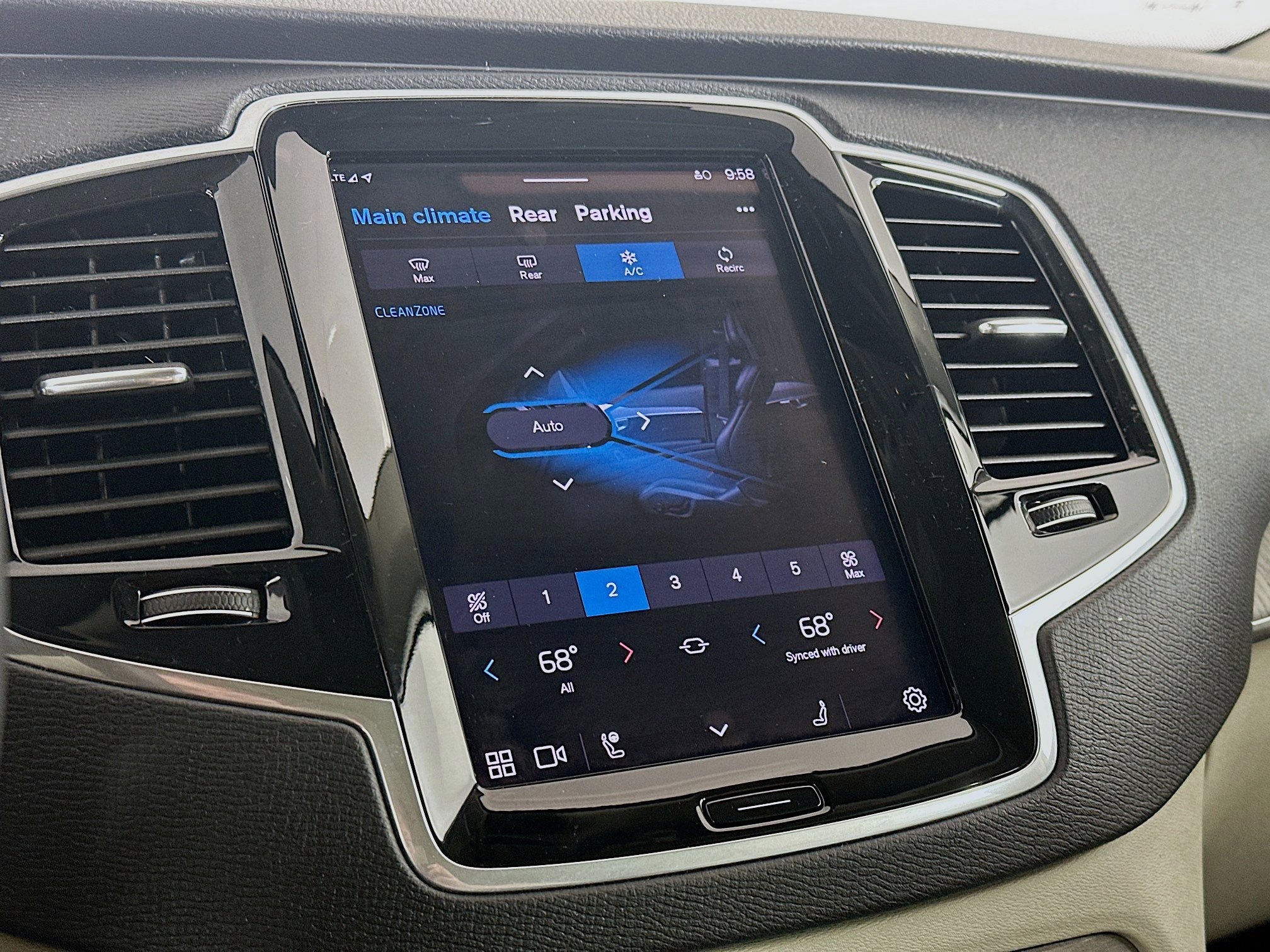 Used 2023 Volvo XC90 B6 Plus image 24