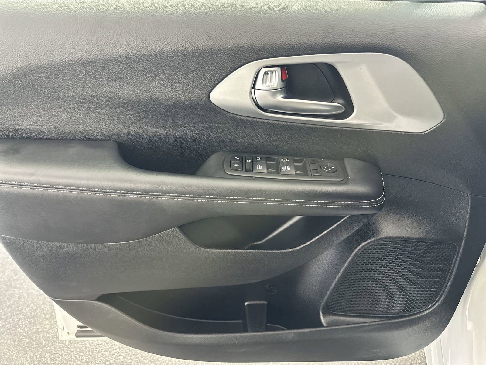 Used 2023 Chrysler Pacifica Touring image 29