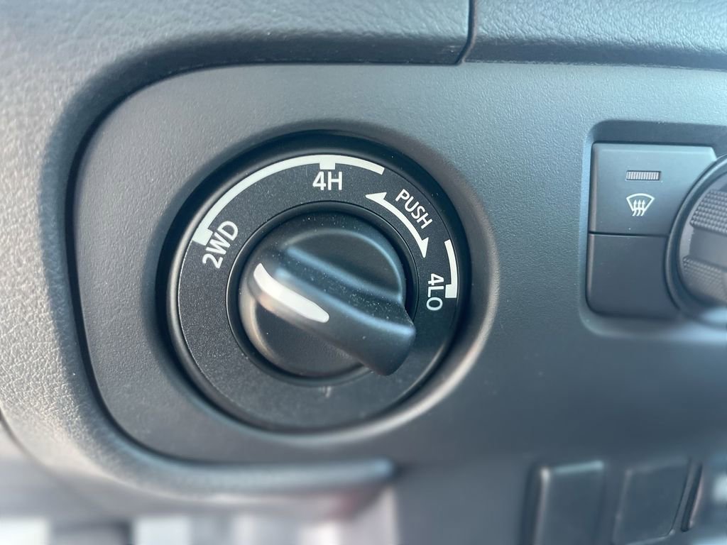 Used 2025 Nissan Frontier PRO-4X image 40