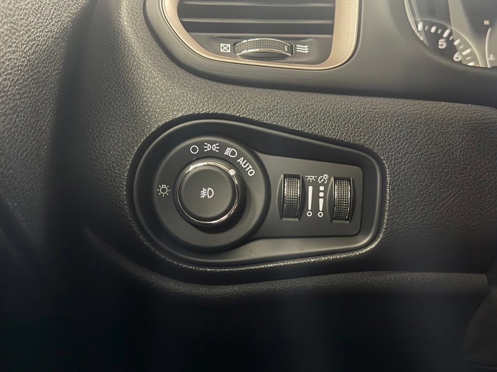 Used 2015 Jeep Renegade Latitude w/ Popular Equipment Group AWD/4WD image 14