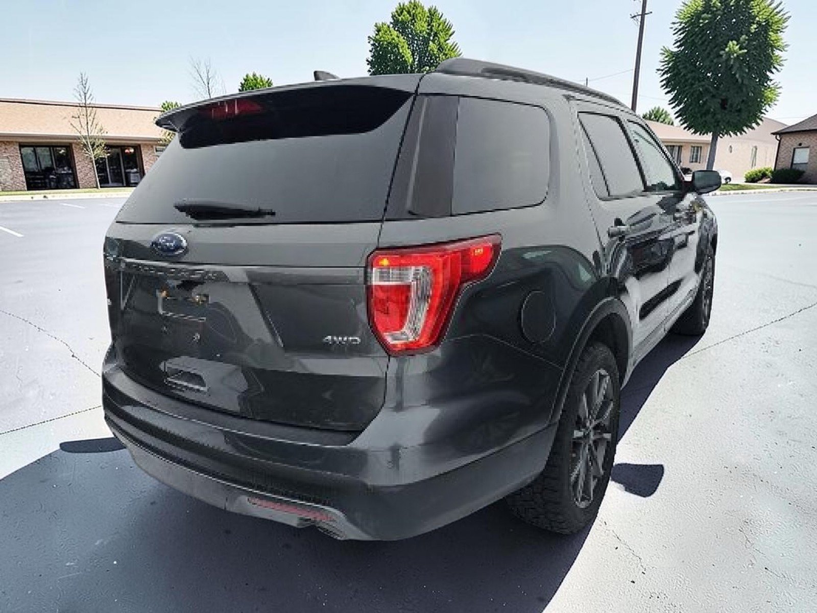 Used 2017 Ford Explorer XLT w/ Equipment Group 202A AWD/4WD image 4