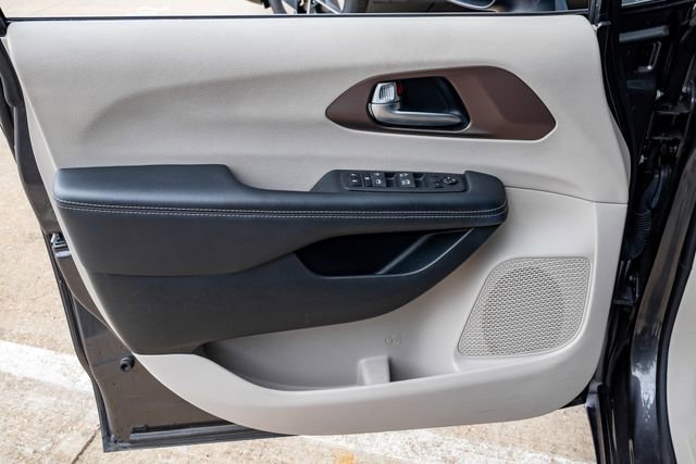 Used 2023 Chrysler Voyager LX image 7