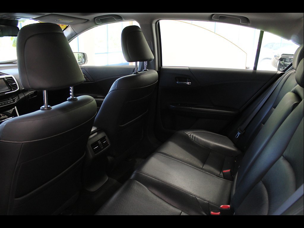 Used 2017 Honda Accord Touring image 16
