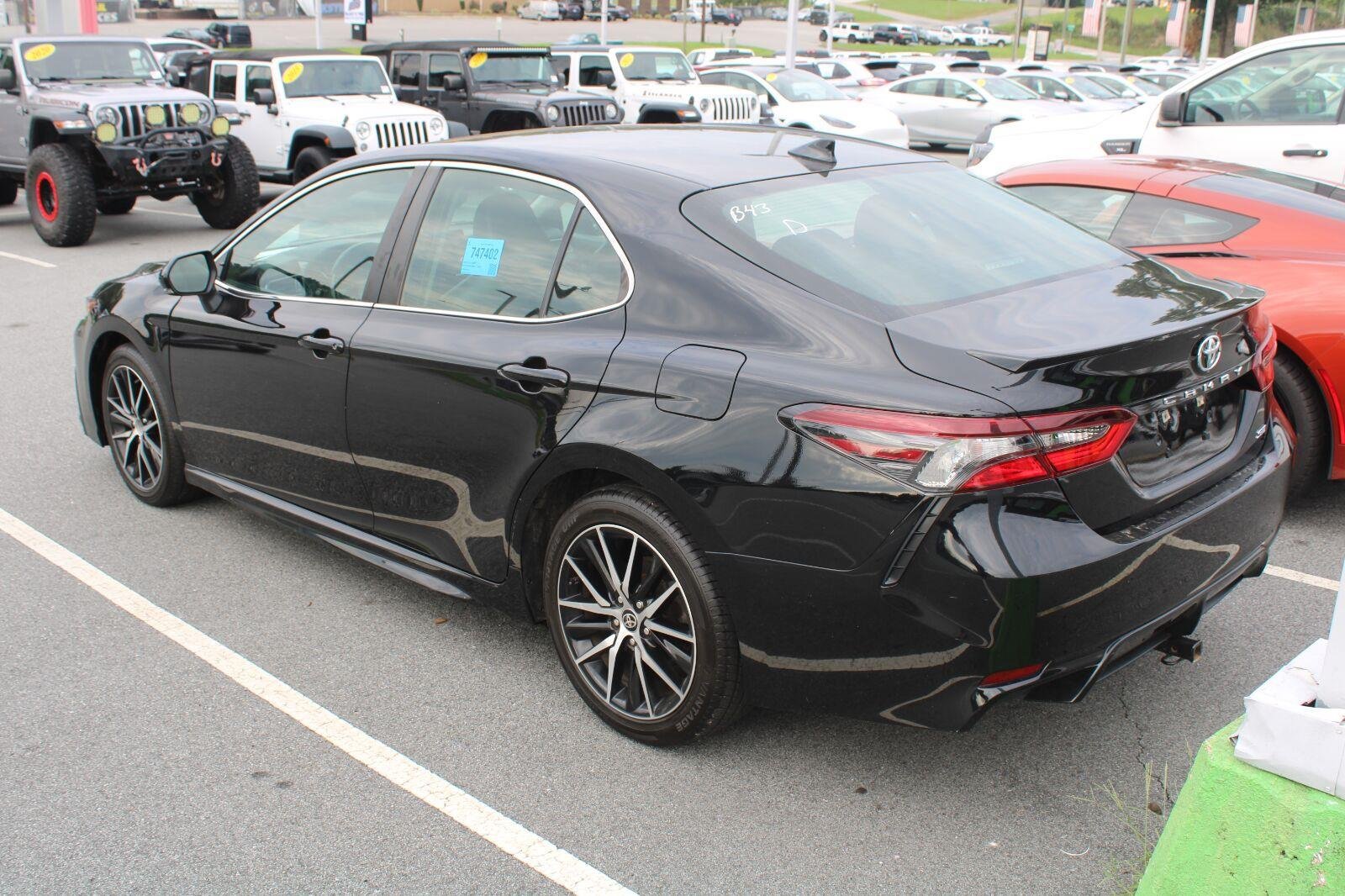 Used 2023 Toyota Camry SE FWD image 5