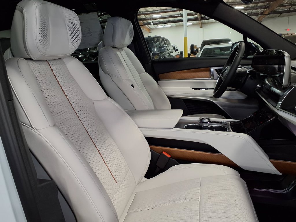 New 2027 Cadillac Vistiq Luxury AWD/4WD image 5