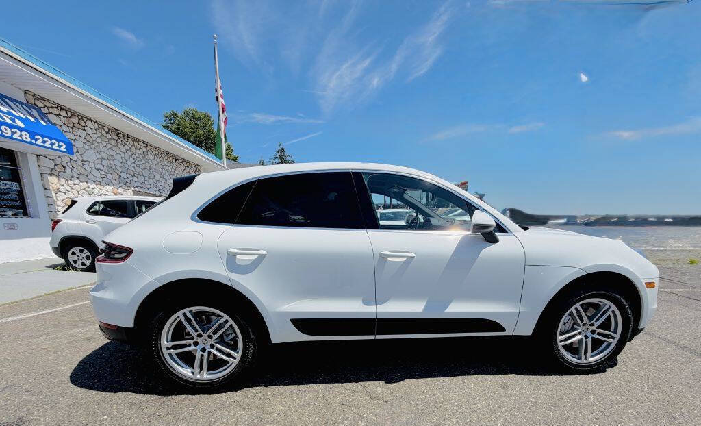 Used 2018 Porsche Macan S w/ Premium Package Plus AWD/4WD image 2