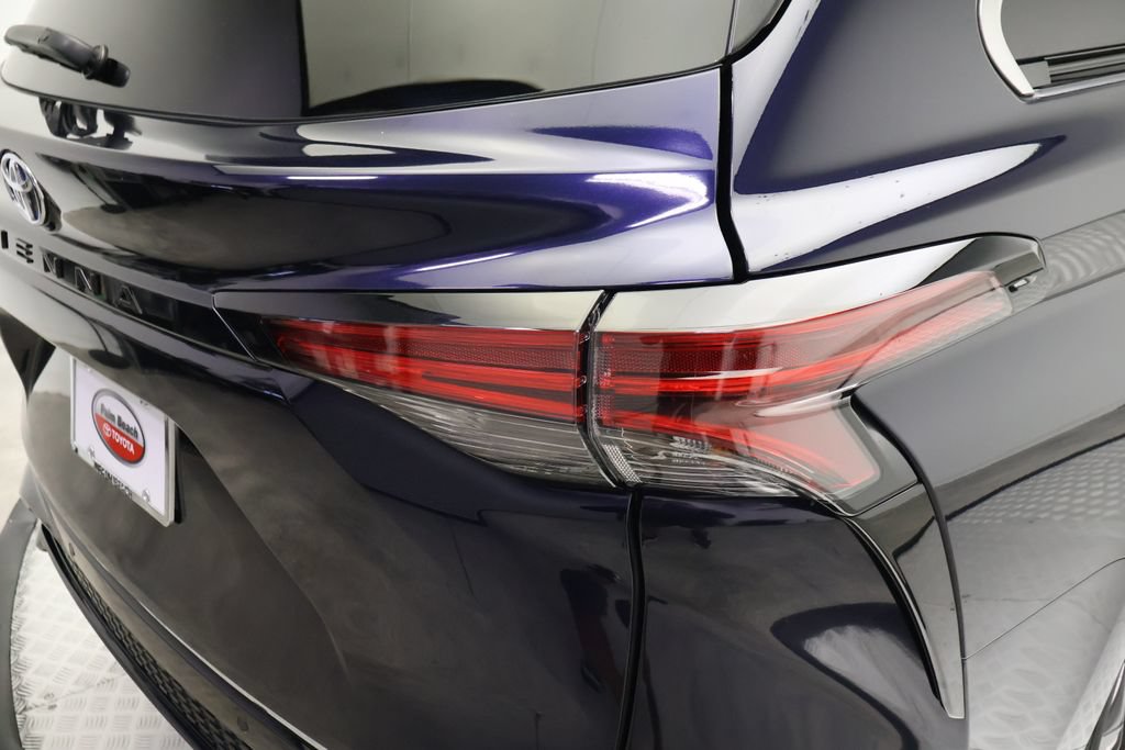 Certified 2024 Toyota Sienna XSE FWD image 9
