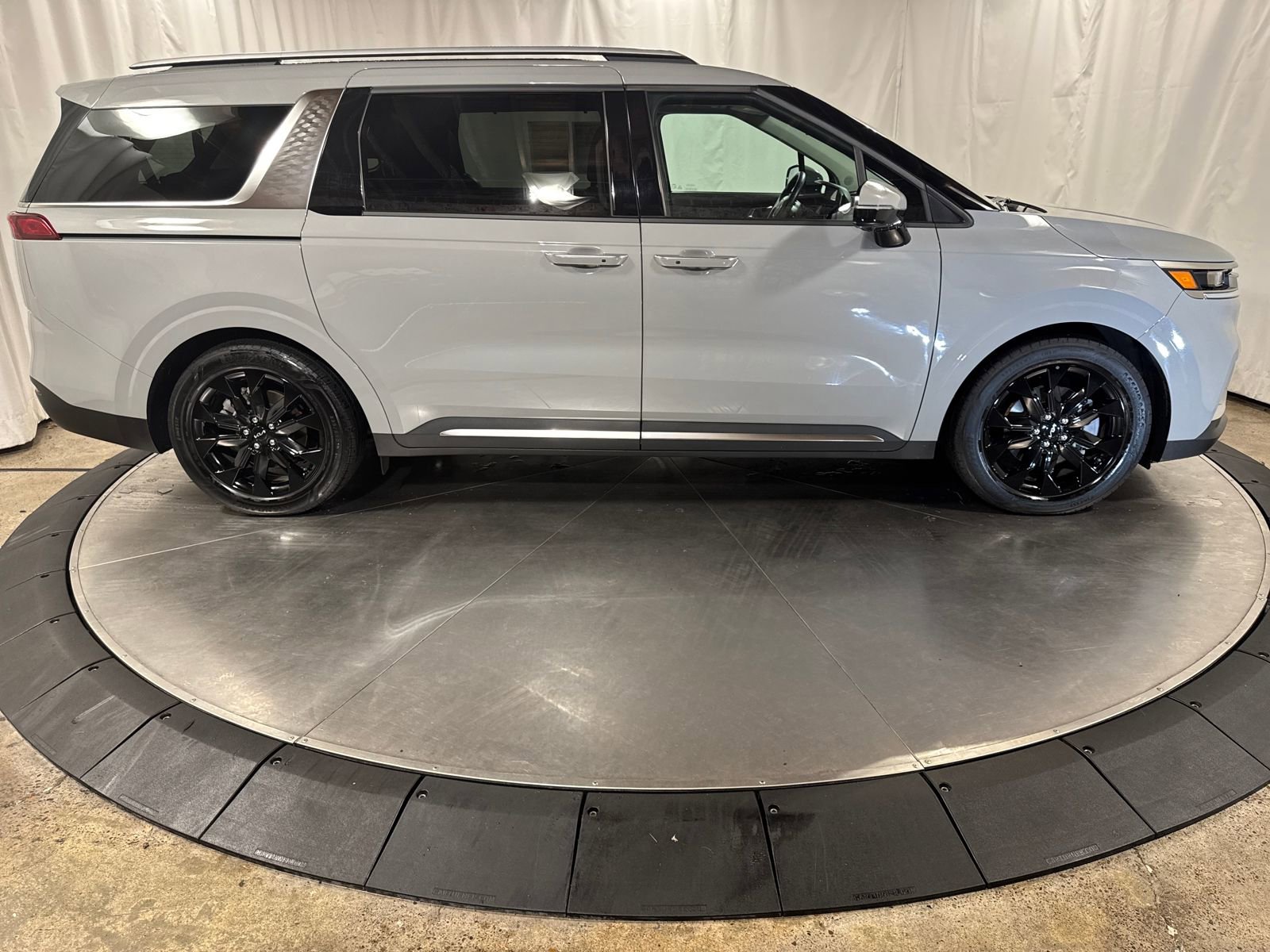 Used 2024 Kia Carnival SX Prestige image 13