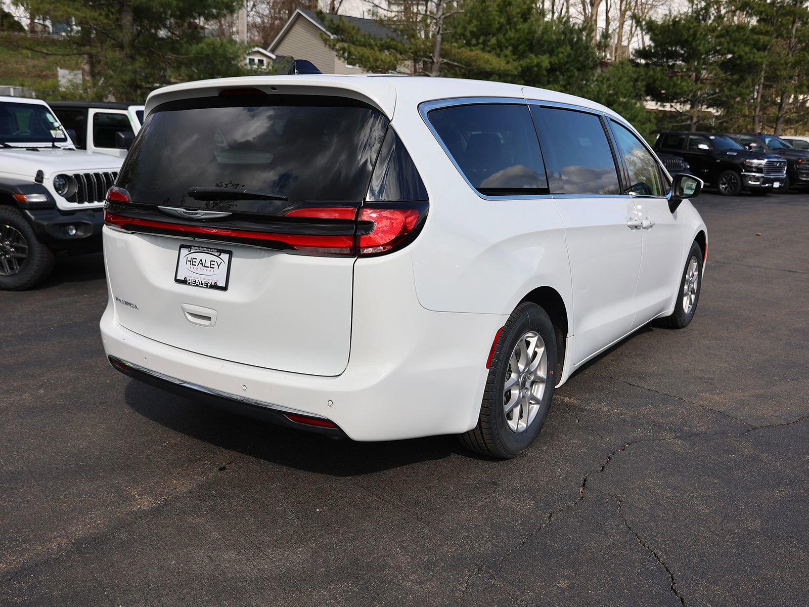Used 2023 Chrysler Pacifica Touring-L image 7