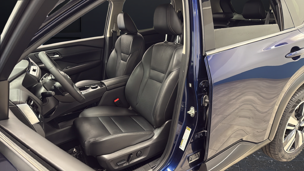 Used 2025 Nissan Rogue SL AWD/4WD image 9