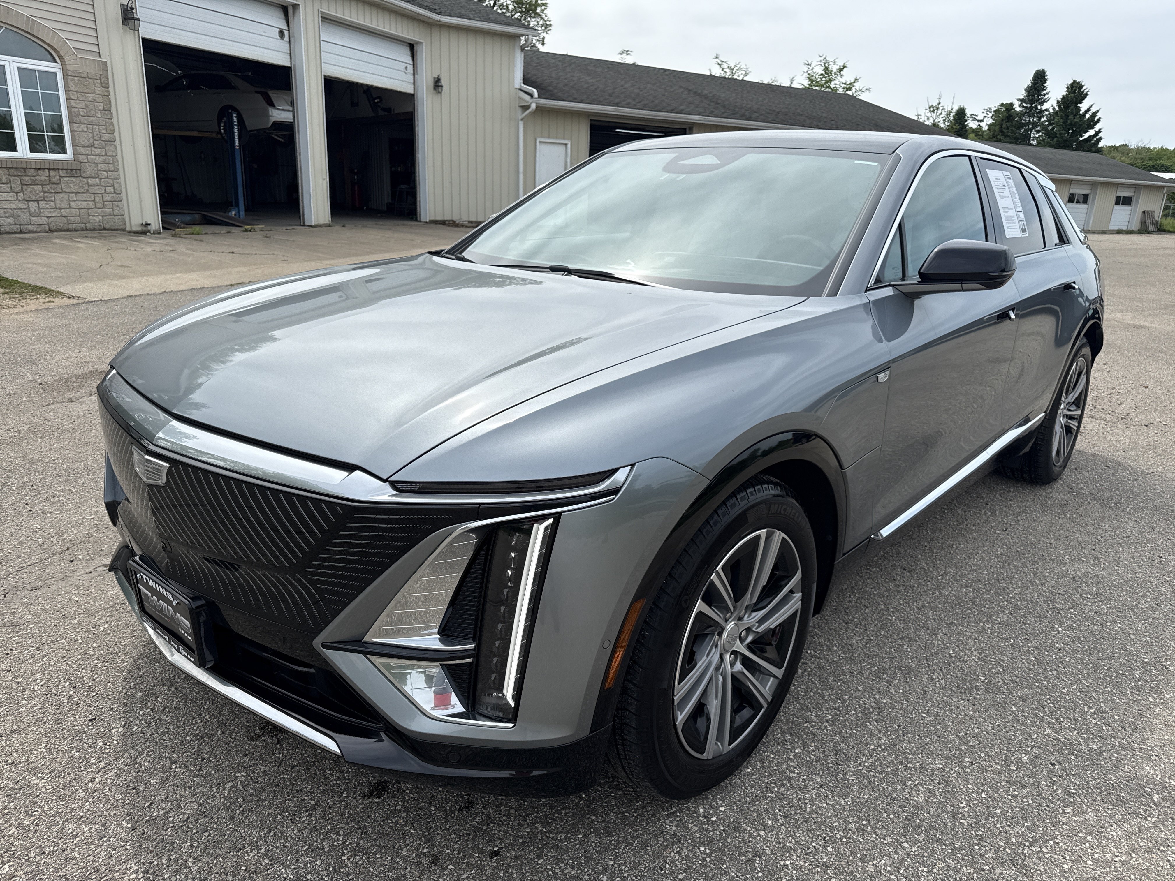 Used 2024 Cadillac Lyriq Luxury w/ LPO, Floor Liner Package AWD/4WD image 12
