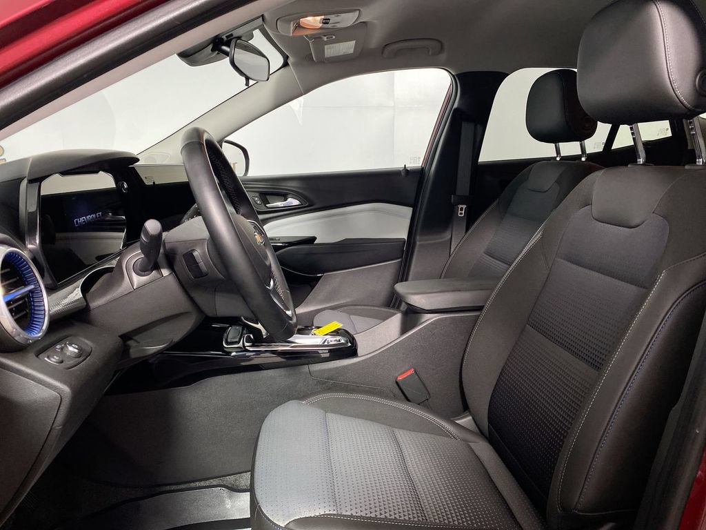 Certified 2025 Chevrolet Trax LT w/ Driver Confidence Package FWD image 11