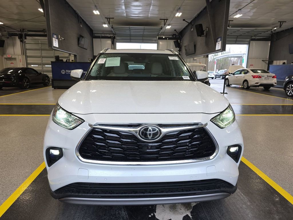 Used 2022 Toyota Highlander Platinum image 2