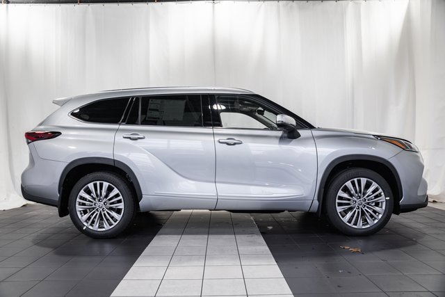 New 2025 Toyota Highlander Platinum image 3
