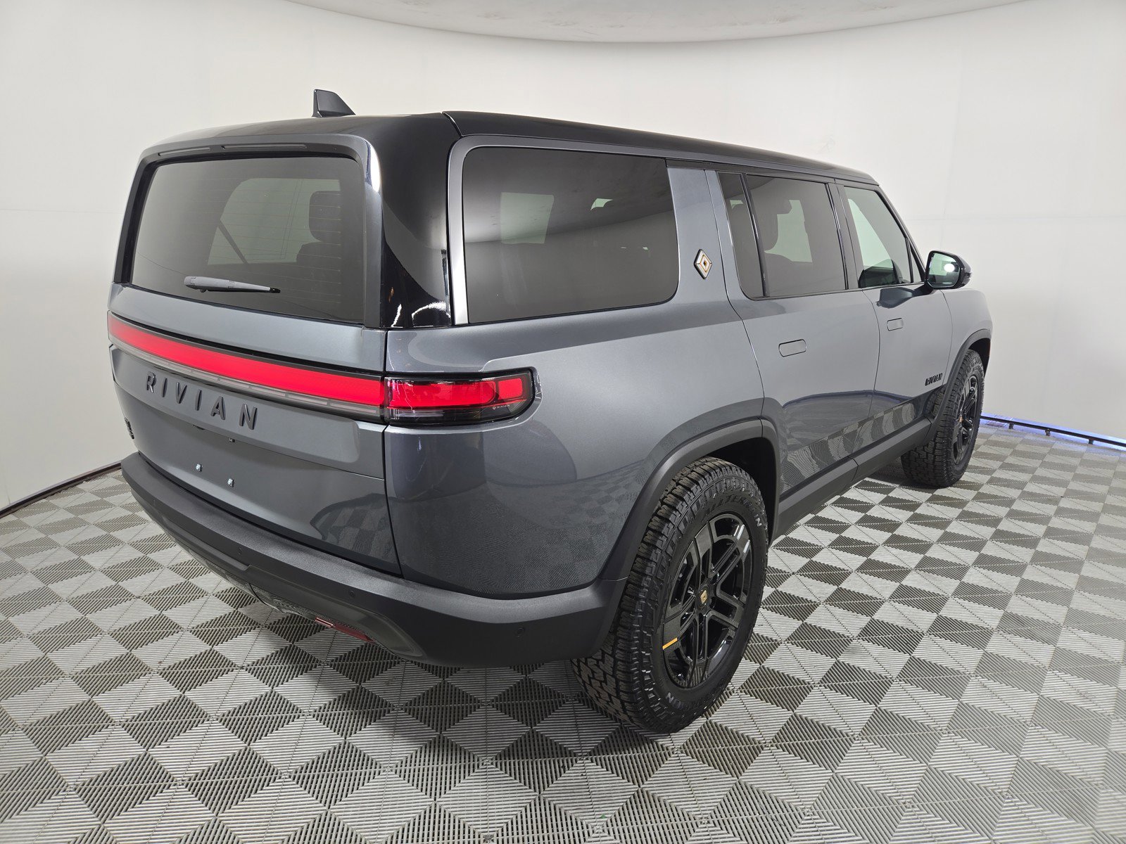 Used 2025 Rivian R1S Adventure image 5