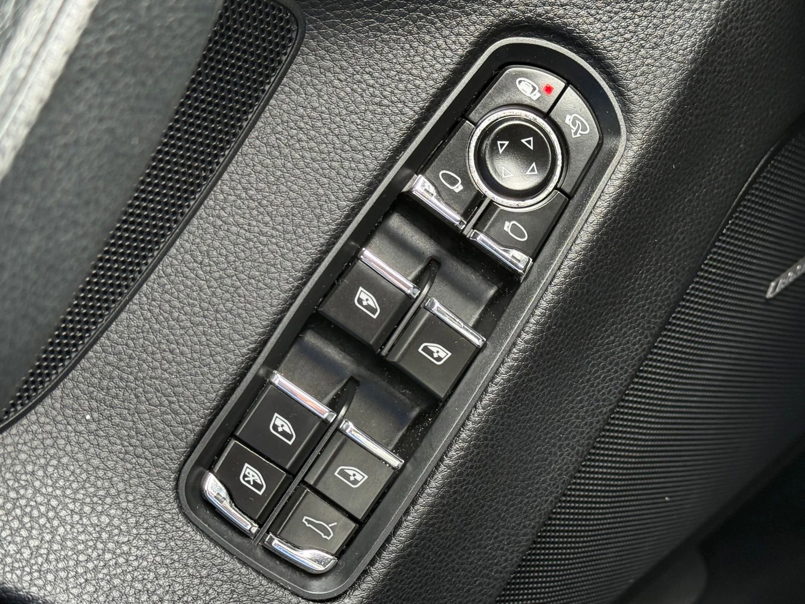 Used 2014 Porsche Panamera RWD image 32