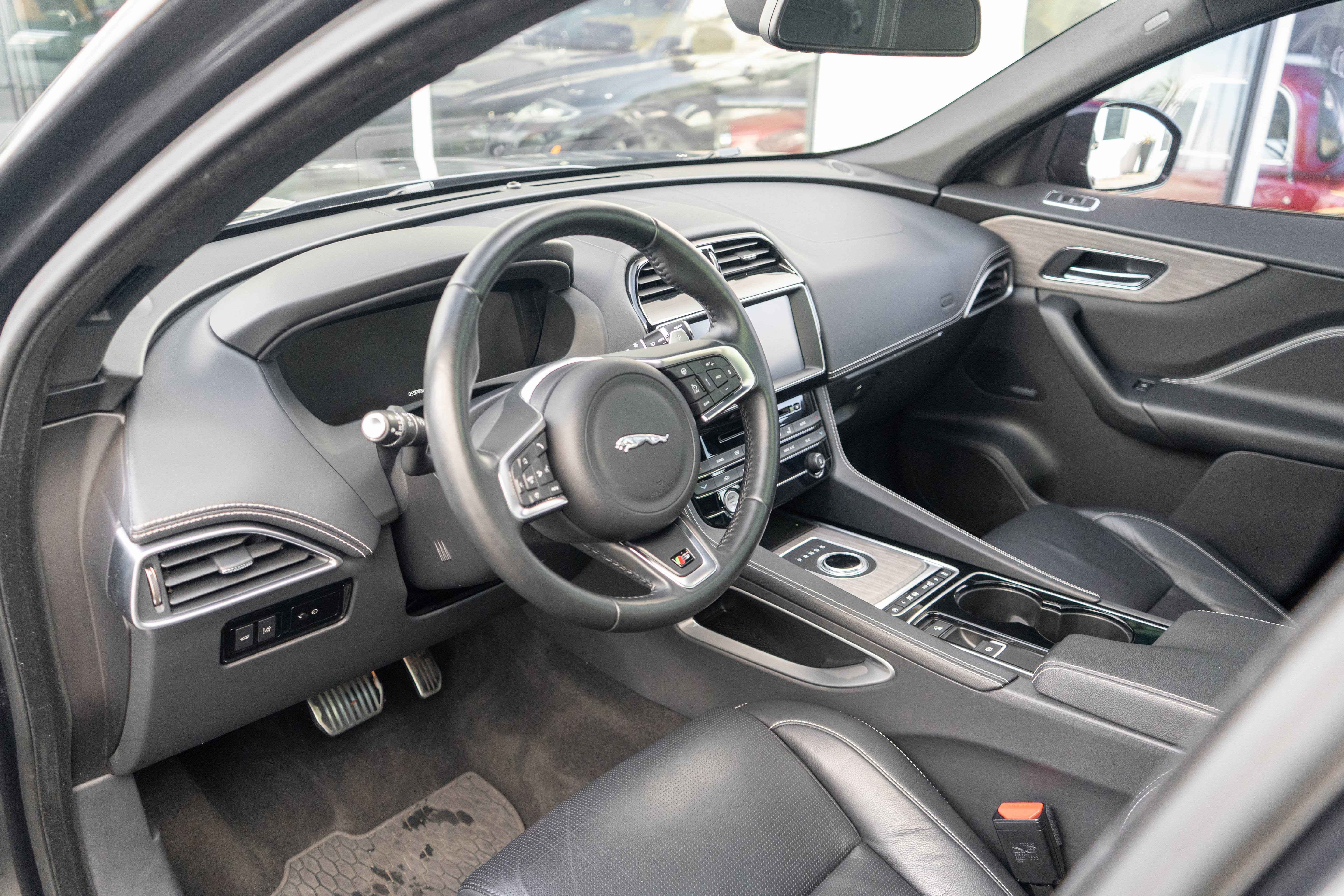 Used 2017 Jaguar F-PACE S image 8