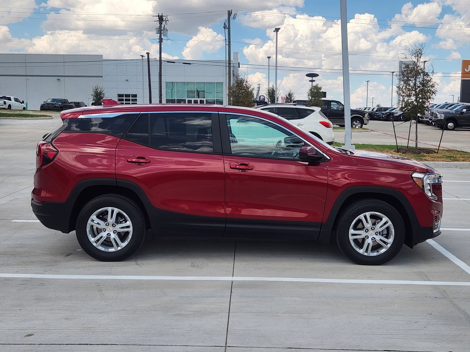 Used 2024 GMC Terrain SLE AWD/4WD image 7