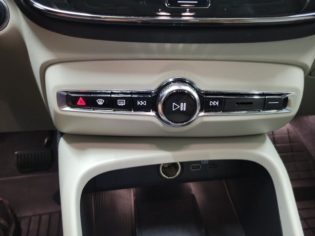 Used 2018 Volvo XC60 T5 Inscription w/ Convenience Package AWD/4WD image 32