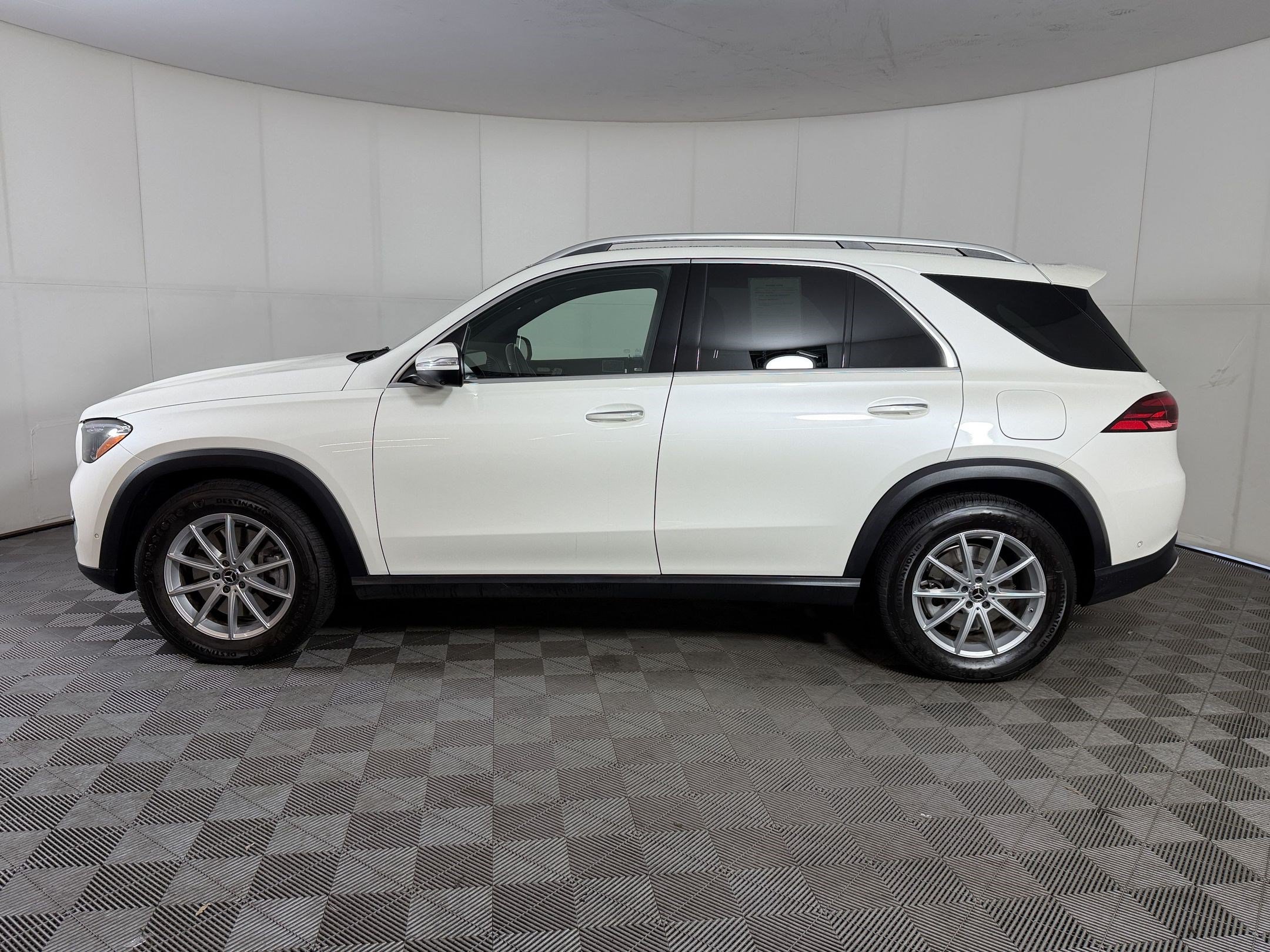 Used 2024 Mercedes-Benz GLE 450e 4MATIC image 2