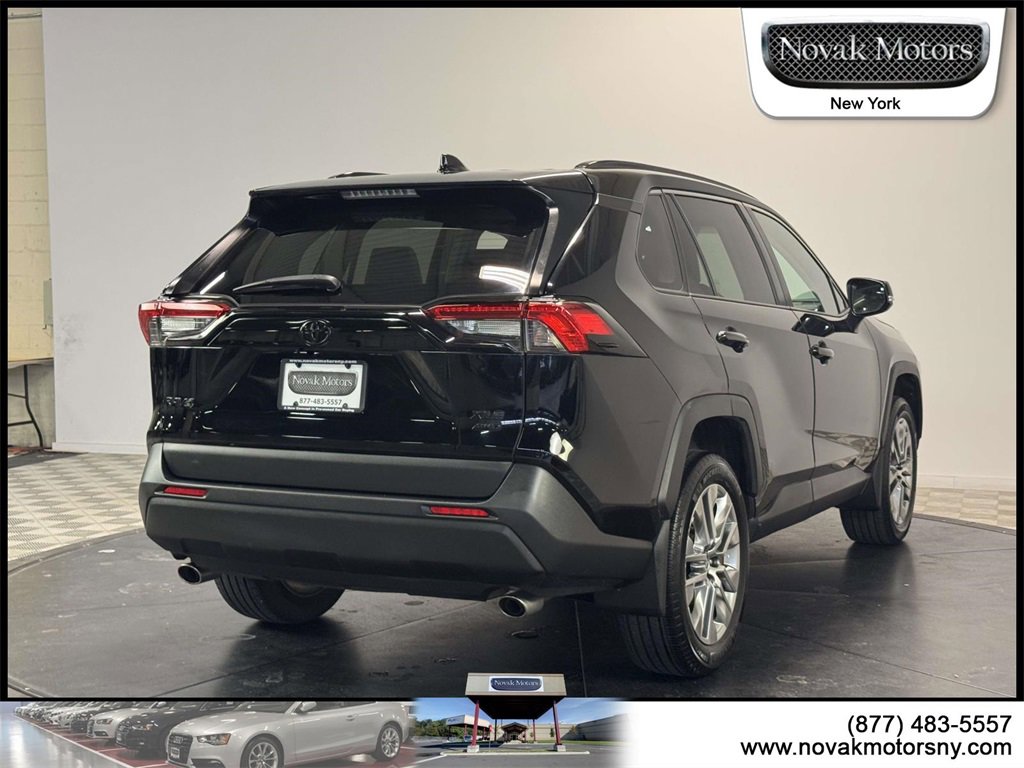 Used 2022 Toyota RAV4 XLE Premium image 10