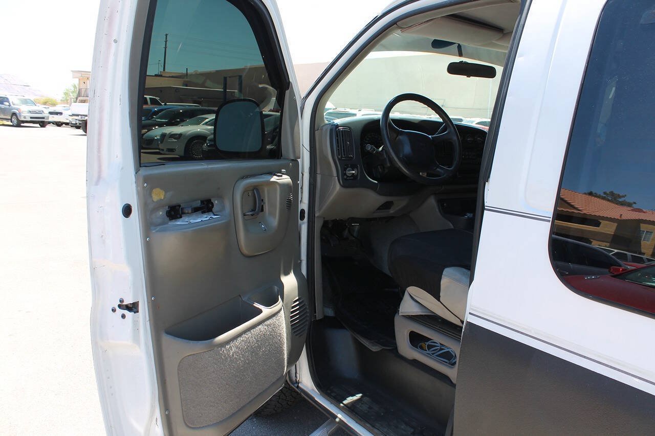 Used 2000 GMC Savana 1500 w/ Marketing Option Pkg 1SE RWD image 17