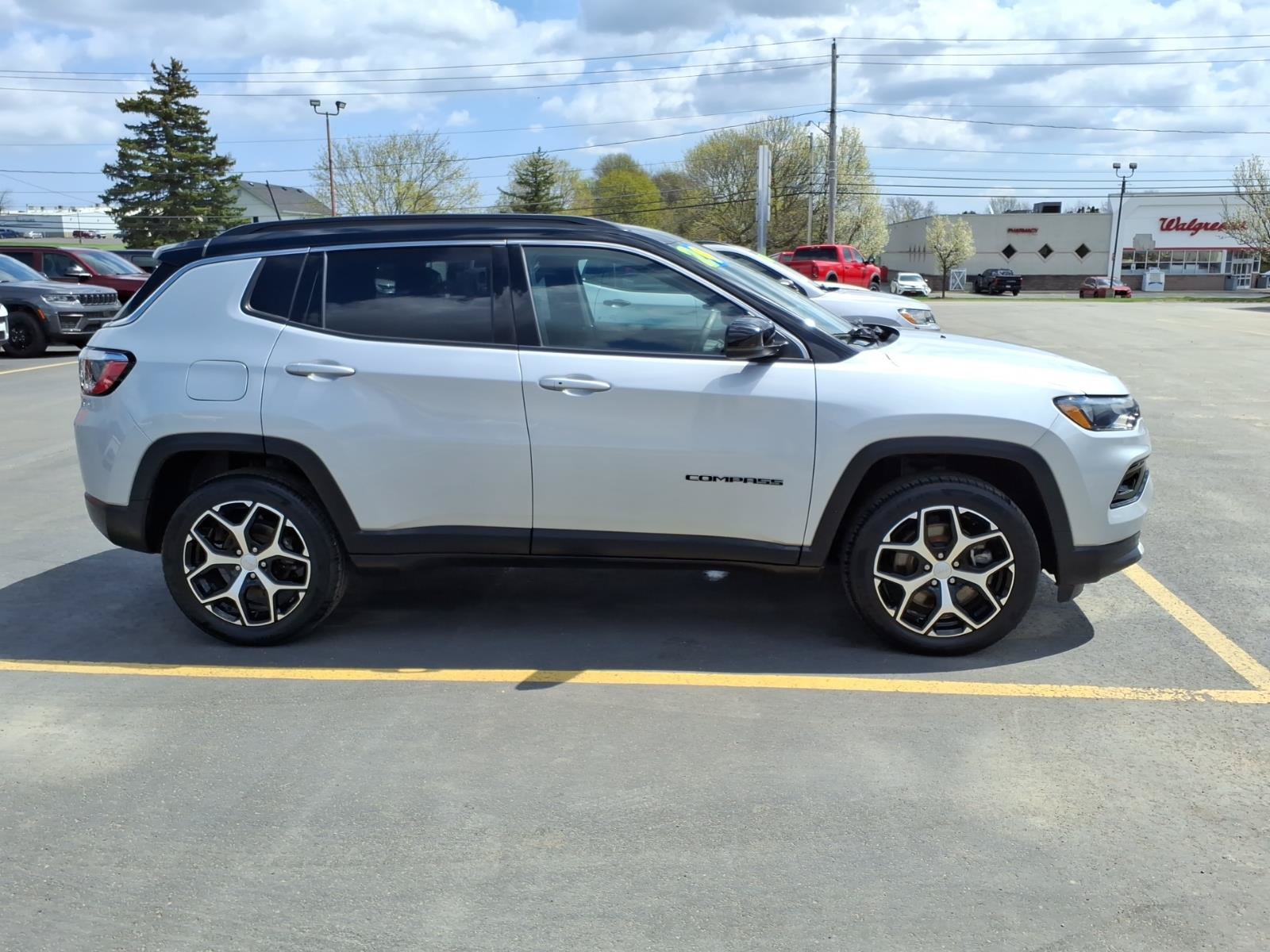 Used 2024 Jeep Compass Limited AWD/4WD image 4