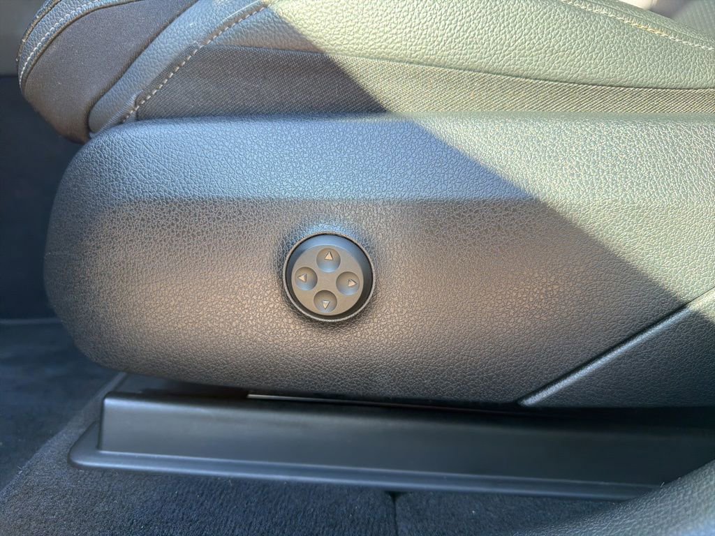 Used 2024 Mercedes-Benz GLC 300 4MATIC image 11