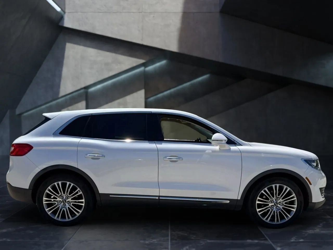 Used 2017 Lincoln MKX Reserve w/ Enhanced Security Package image 8