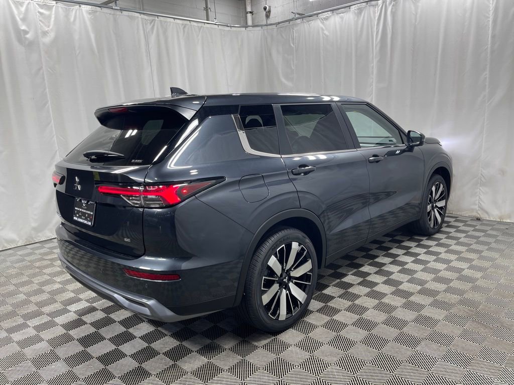 New 2025 Mitsubishi Outlander SE image 3