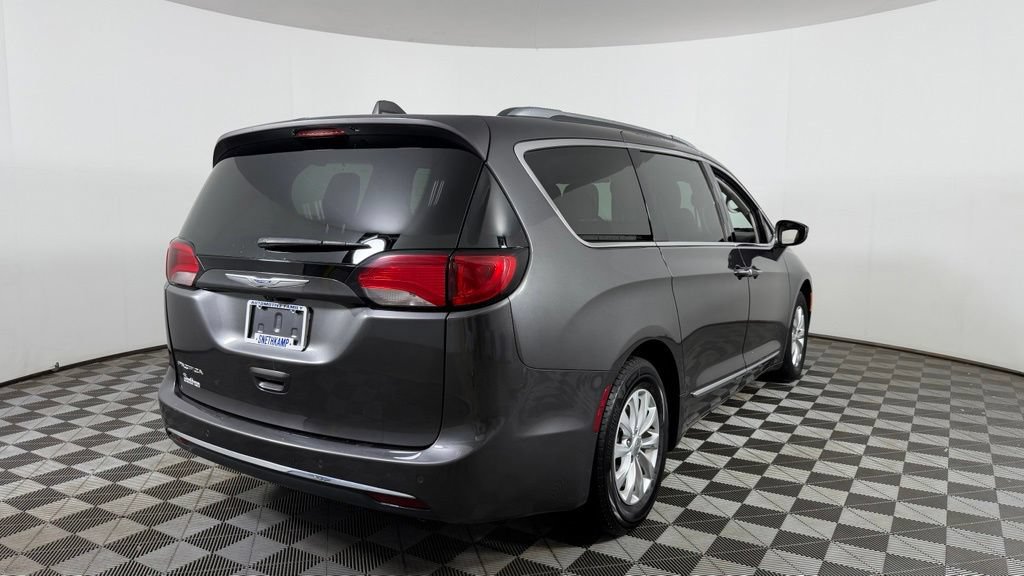 Used 2018 Chrysler Pacifica Touring-L w/ Premium Audio Group FWD image 8