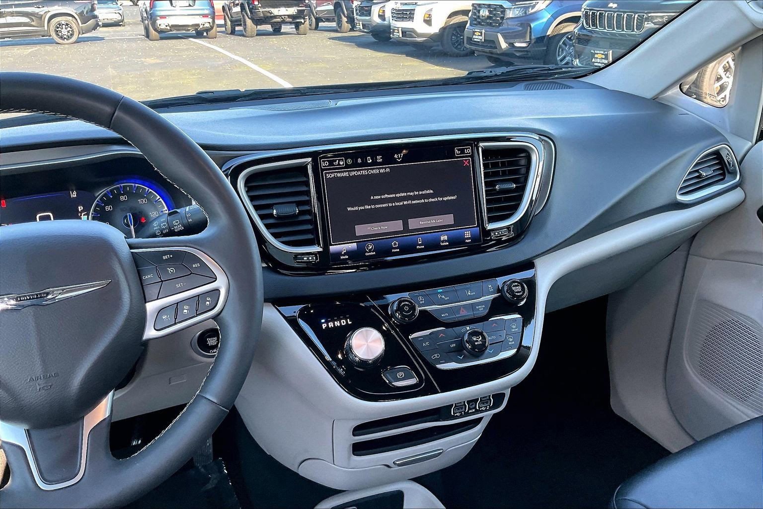 Used 2024 Chrysler Pacifica Touring-L image 6