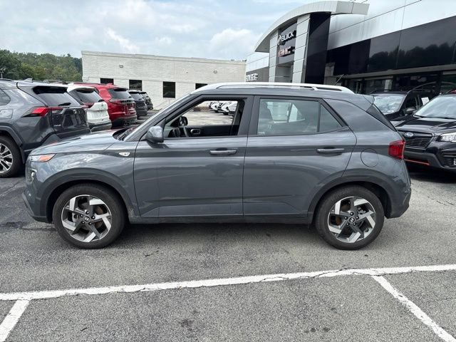 Used 2025 Hyundai Venue SEL FWD image 2
