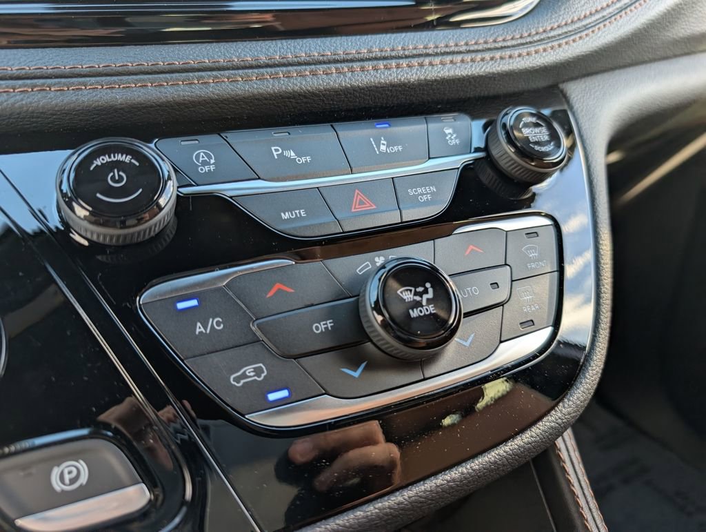 New 2026 Chrysler Pacifica Pinnacle w/ Trailer Tow Group FWD image 34